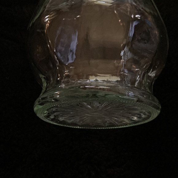 Vase of heavy pressed glass with sunburst bottom creating button look effect - Picture 3 of 4